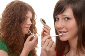 female teenagers making up with Lippgloss